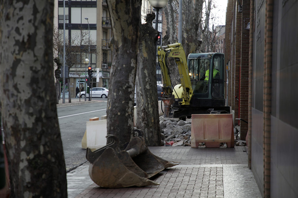 La excavadora ha comenzado a levantar la actual acera antes de proceder a la talla de los árboles que se encuentra en la acera de las traseras del hipermerccado./ Ingrid
