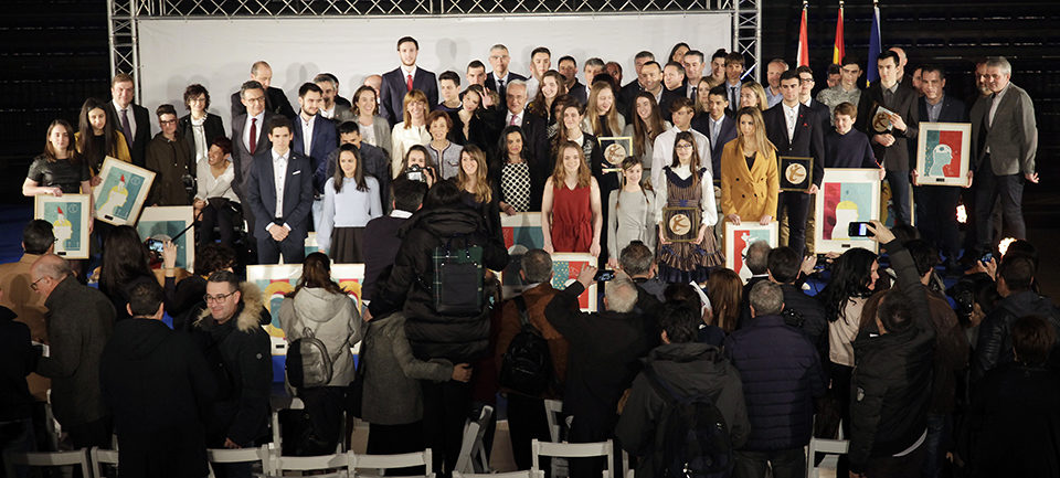 Foto de familia de todos los premiados en la Gala del Deporte 2017. / Clara Larrea