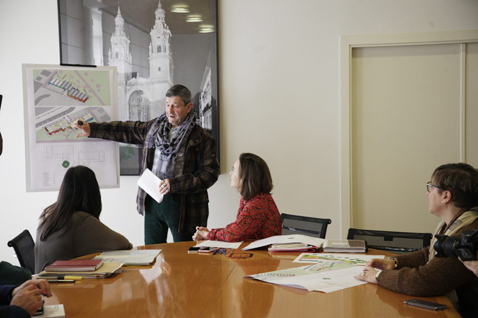 El arquitecto municipal explica los detalles del anteproyecto a los vecinos, en una imagen de archivo. / Ingrid