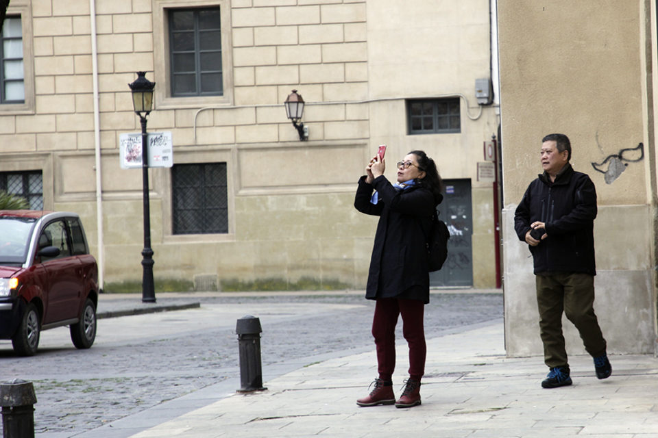 Una pareja de turistas toma fotografías en el centro histórico de Logroño. / Ingrid