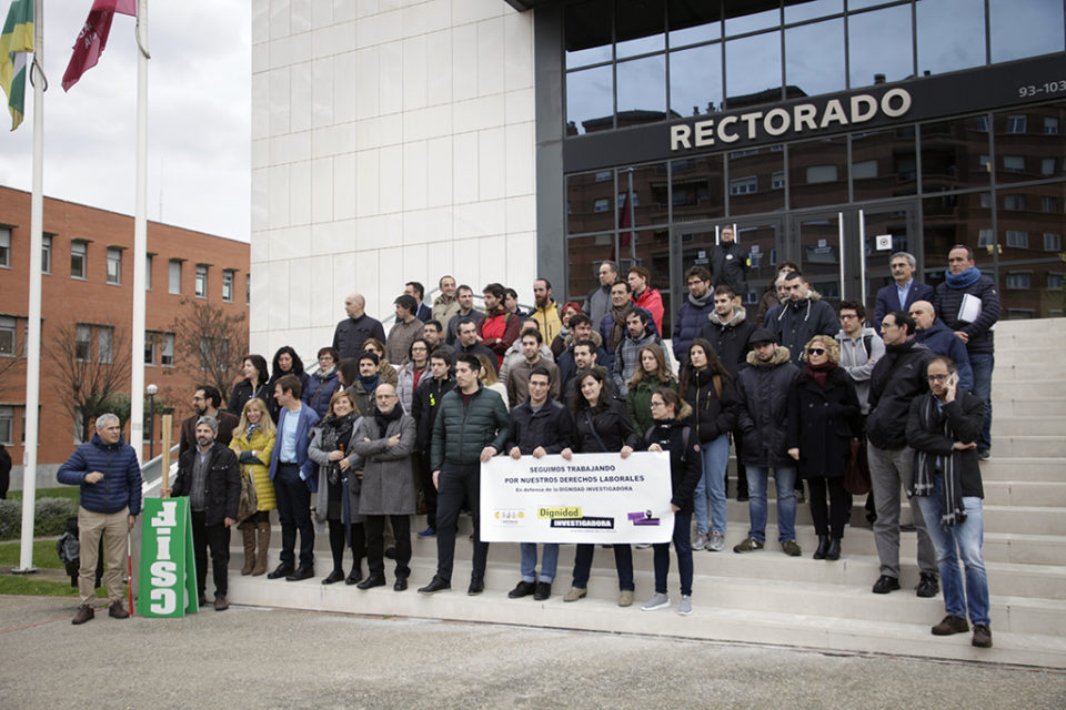 Imagen de la concentranción de los investigadores universitarios de la UR en el Rectorado. / Ingrid