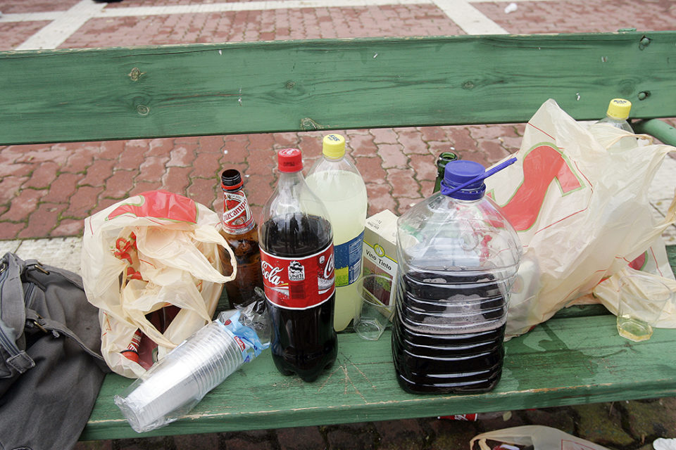 Imagen de bebidas sobre un banco dispuestas para hacer botellón. / Ingrid