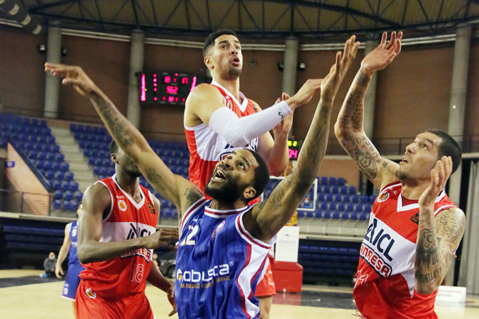 El Clavijo derrota a la montaña