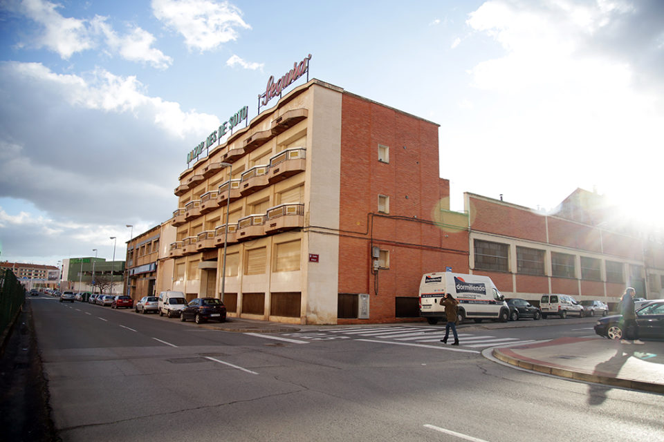 Mazapanes Soto de Segura, en Paula Montal, es una de las empresas incluidas en el plan que cambiará industrias por viviendas. / Clara Llarrea