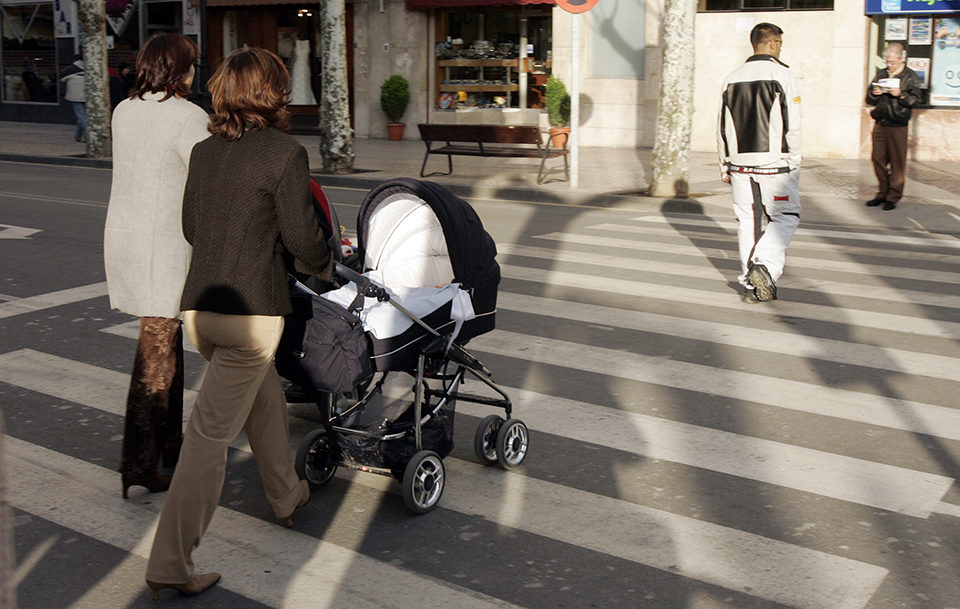 Dos mujeres pasean un coche de bebé en una imagen de archivo. / Óscar Solorzano