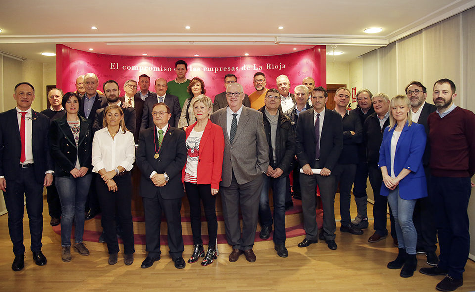 José María Ruiz-Alejos, arropado por integrantes de la Cámara de Comercio, durante el homenaje que recibió ayer. / CLARA LARREA