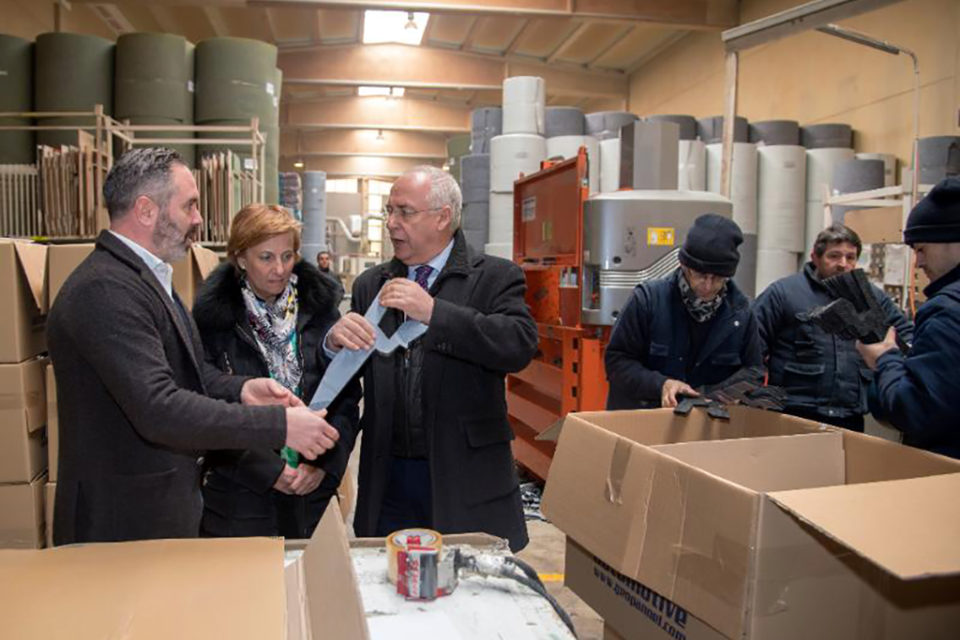 El presidente y la consejera de Desarrollo Económico, con el director de la empresa, durante la visita que han realizado a las instalaciones. / NR