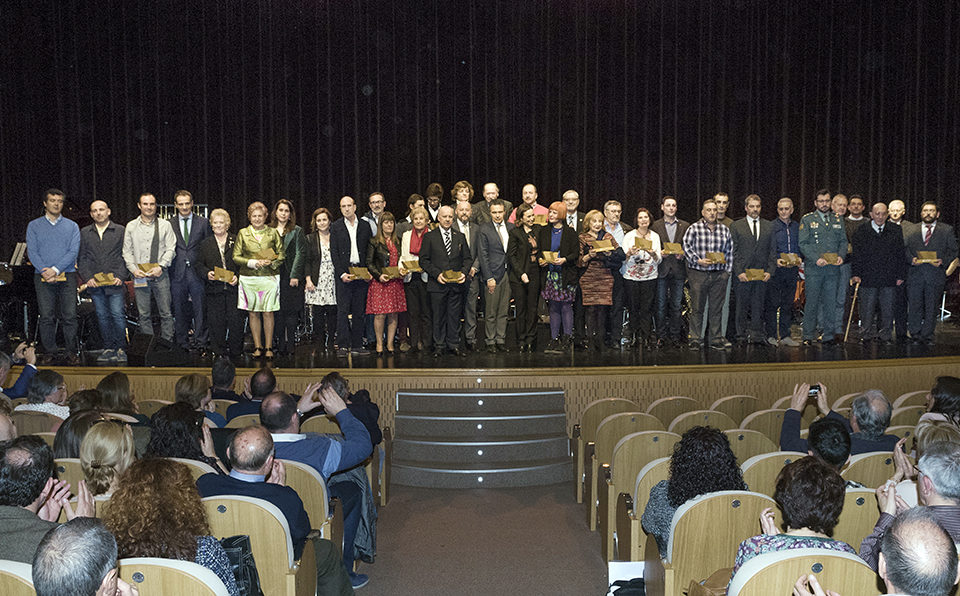 Víctimas del terrorismo y familiares, con los miembros de la Corporación durante el homenaje este domingo en el auditorio municipal. /NR