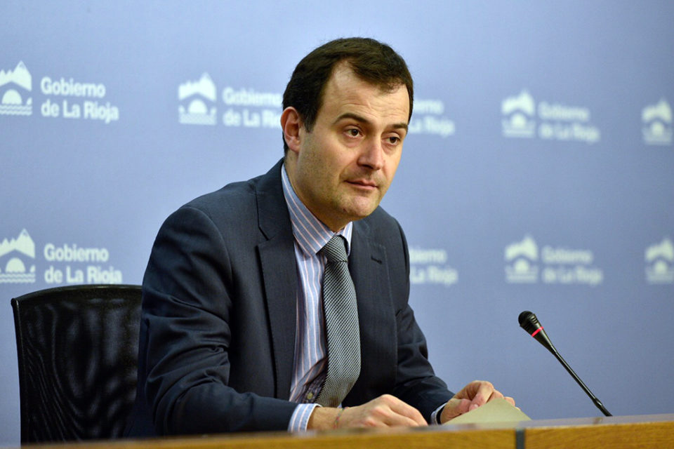 El director general de Educación, Miguel Ángel Fernández, informa sobre el nuevo contrato de comedor escolar. / NR