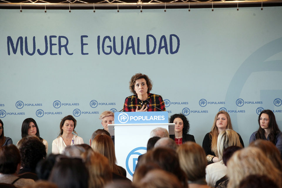 La ministra de Sanidad, durante su intervención en el restaurante Delicatto de Logroño. /INGRID