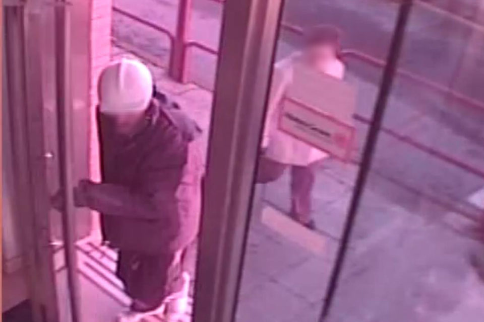 Uno de los atracadores entra en la sucursal de Pradejón. / Guardia Civil