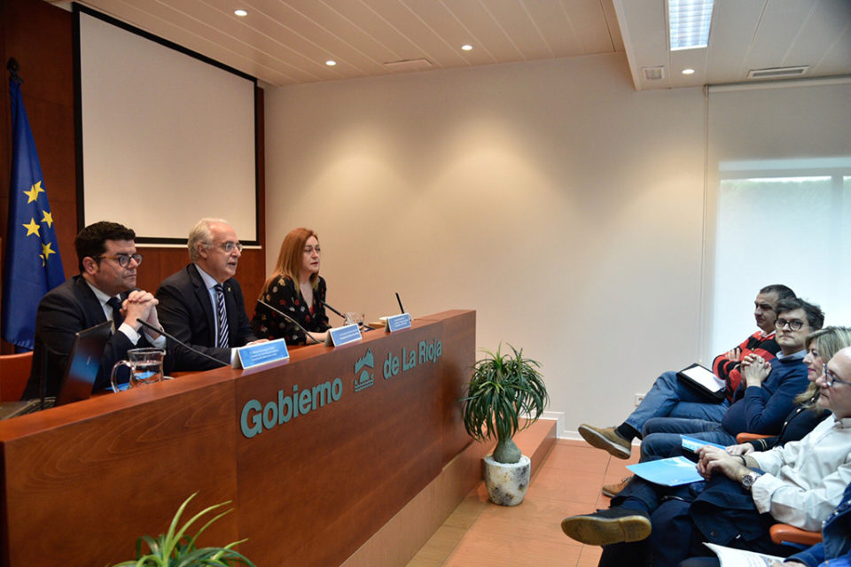 Ceniceros interviene en la jornada, junto a Begoña Martínez y Alfonso Domínguez. / NR
