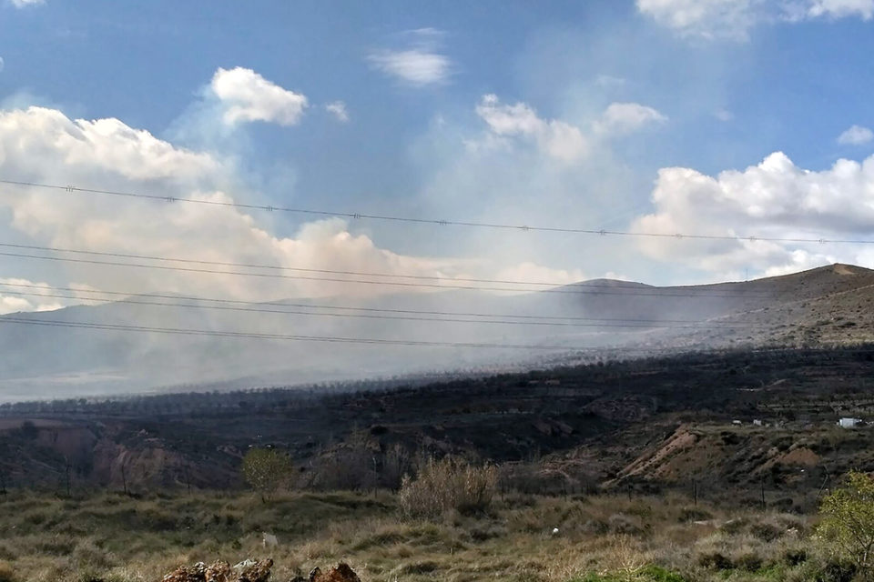 La nube de humo negro era visible desde distintos puntos de la comarca. /NR