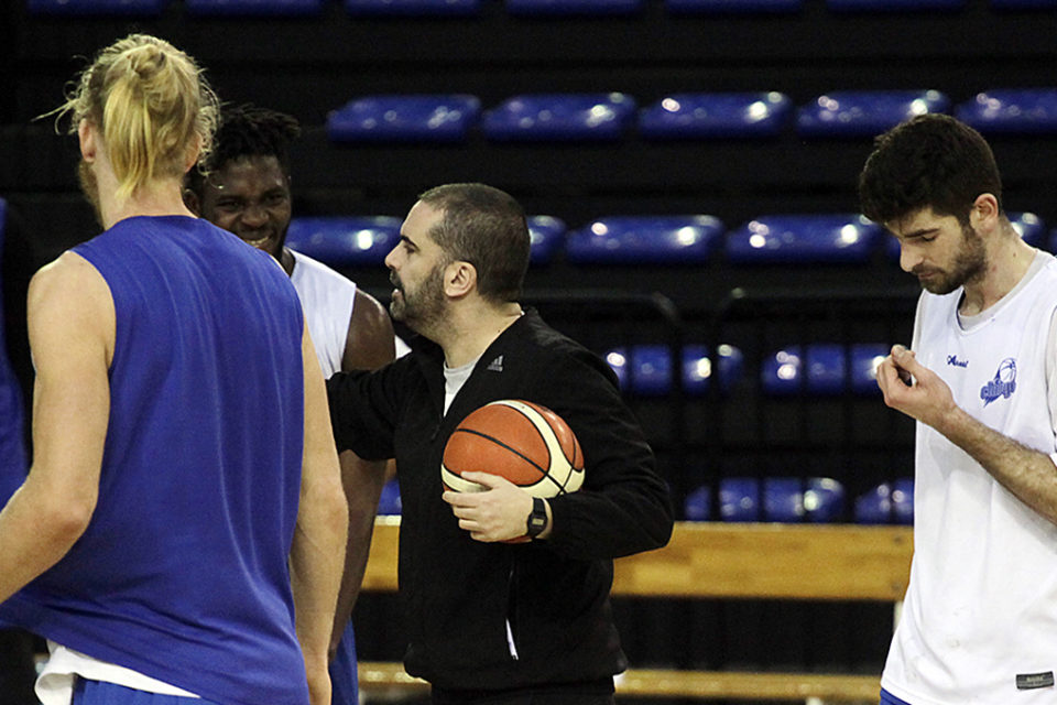 Jenaro Díaz transmite instrucciones a sus jugadores en un entrenamiento en el Palacio. / Ingrid