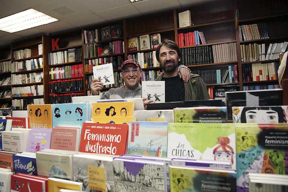 Los autores, Ángel María Fernández y José Antonio Ruiz, en un acto de promoción de su libro. / Clara Larrea