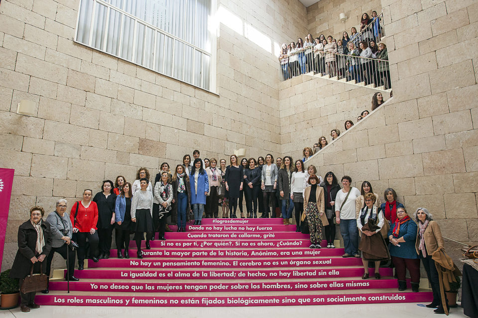Mujeres representantes de distintos ámbitos de la sociedad riojana posan en las escaleras del Ayuntamiento de Logroño, en el acto simbólico ‘Logros de Mujer’. / NR