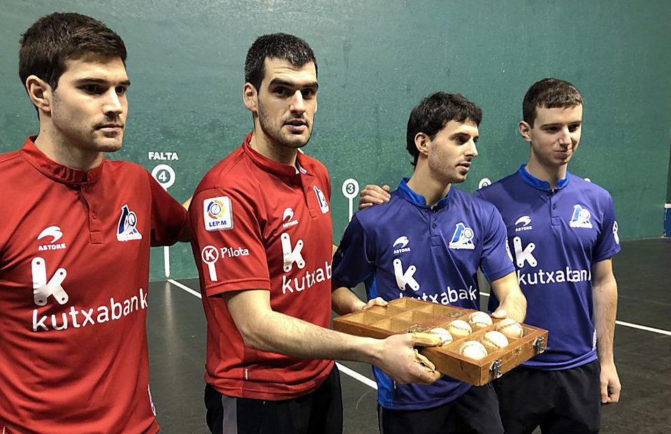 Zabaleta y Ezkurdia, durante la elección de material, junto a Altuna y Martija. / aspepelota.eus