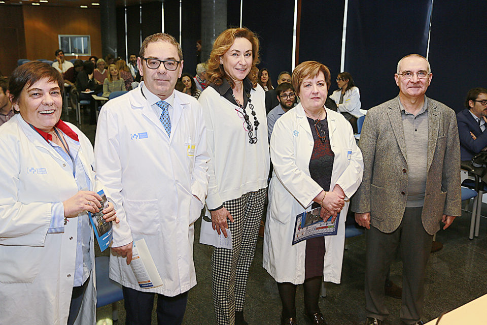 La consejera, con responsables de Salud y participantes en la reunión médica que se celebra en Logroño. / NR