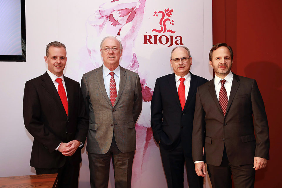 De izquierda a derecha, Íñigo Torres, Fernando Salamero, José Luis Lapuente y Pablo Alzugaray, en la presentación de la nueva imagen. / NR