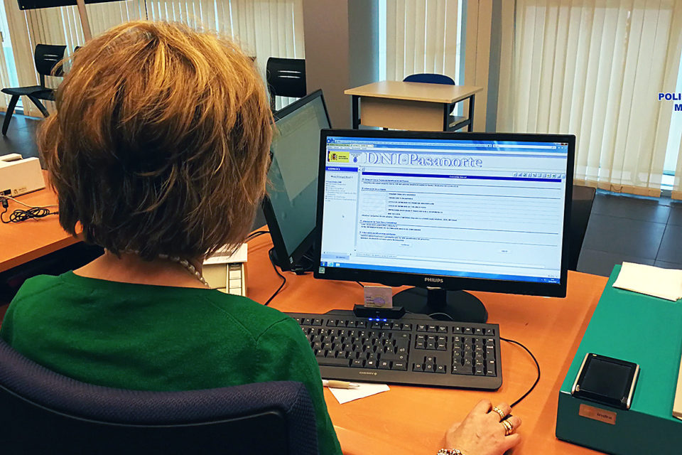 Una funcionaria trabaja en la tramitación de documentos de identidad. / Cuerpo Nacional de Policía