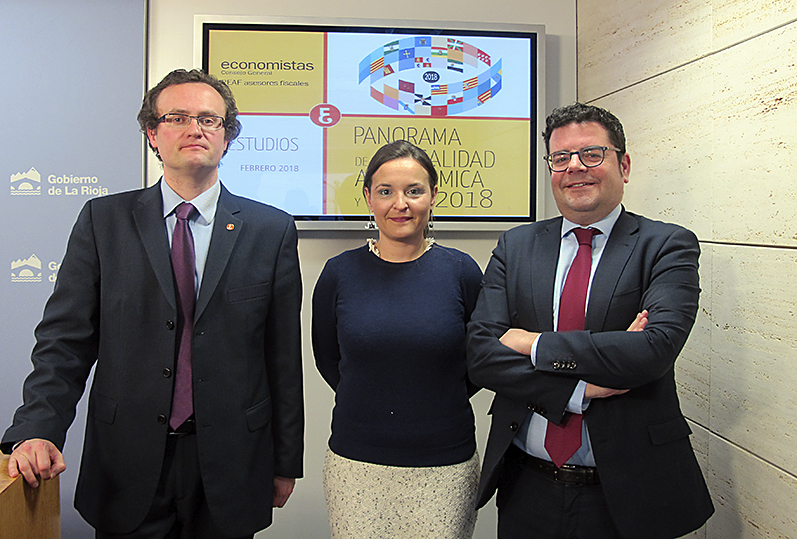 El decano de los economistas, junto a responsables riojanos de Hacienda. / NR