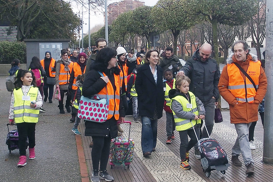 Primer recorrido del proyecto Pedibús, en el que ha participado la alcaldesa. / NR