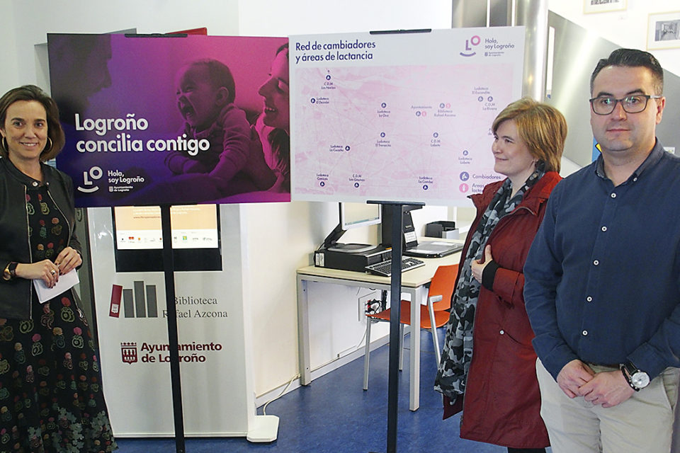 La alcaldesa, con los concejales Paloma Corres y Javier Merino, en la biblioteca Rafael Azcona./ NR