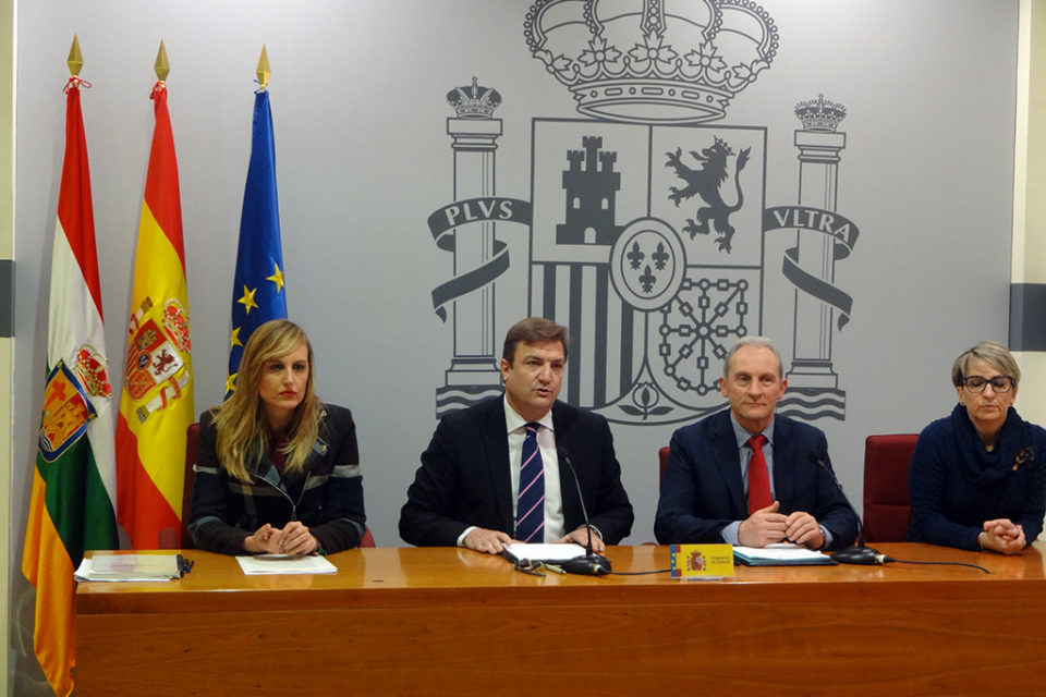 El delegado del Gobierno, junto al alcalde de Lardero y la jefa de la Unidad de Coordinación contra la Violencia sobre la Mujer. / NR