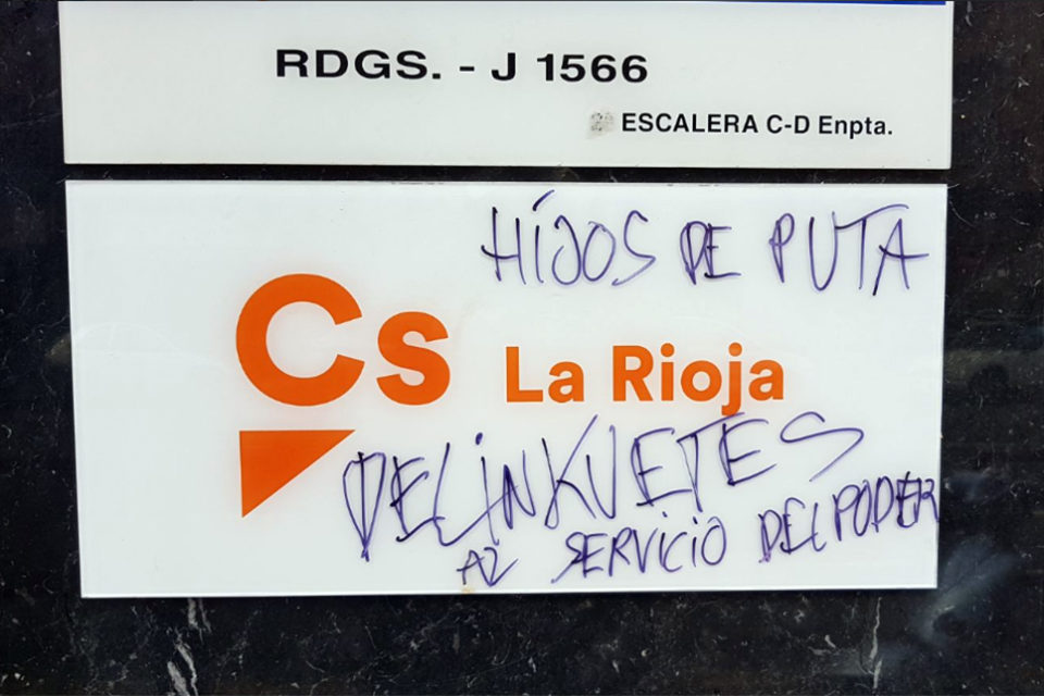 Insultos en el cartel del partido. / Twitter Ciudadanos