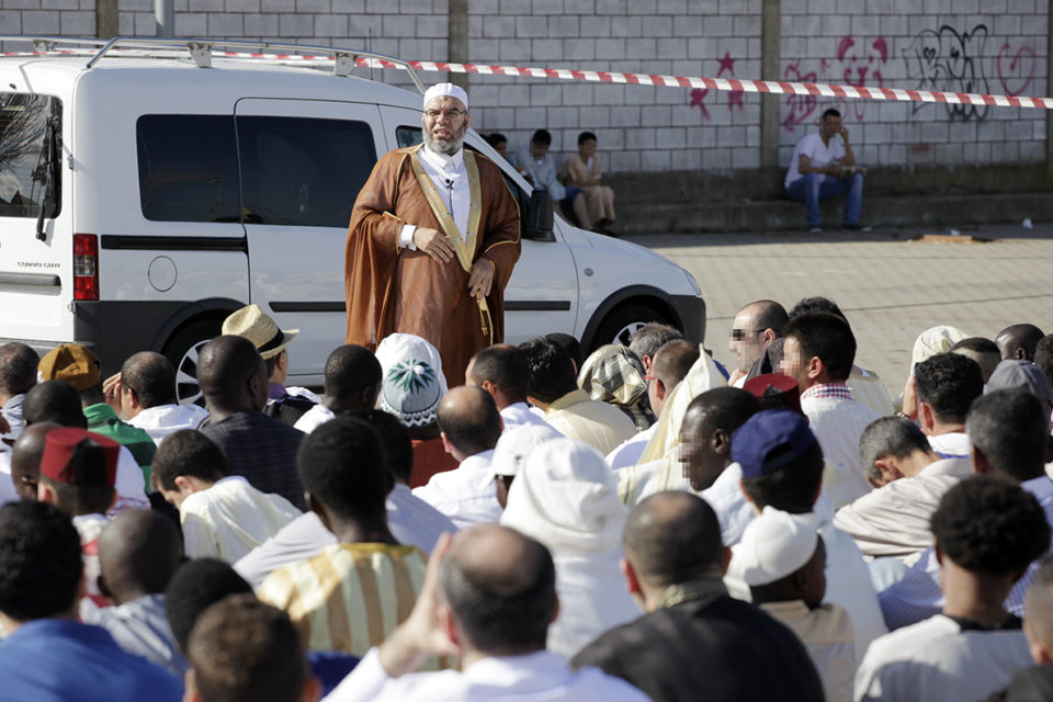 El imam se dirige a la comunidad musulmana de Logroño en un acto organizado en la capital riojana en 2016. / Ingrid
