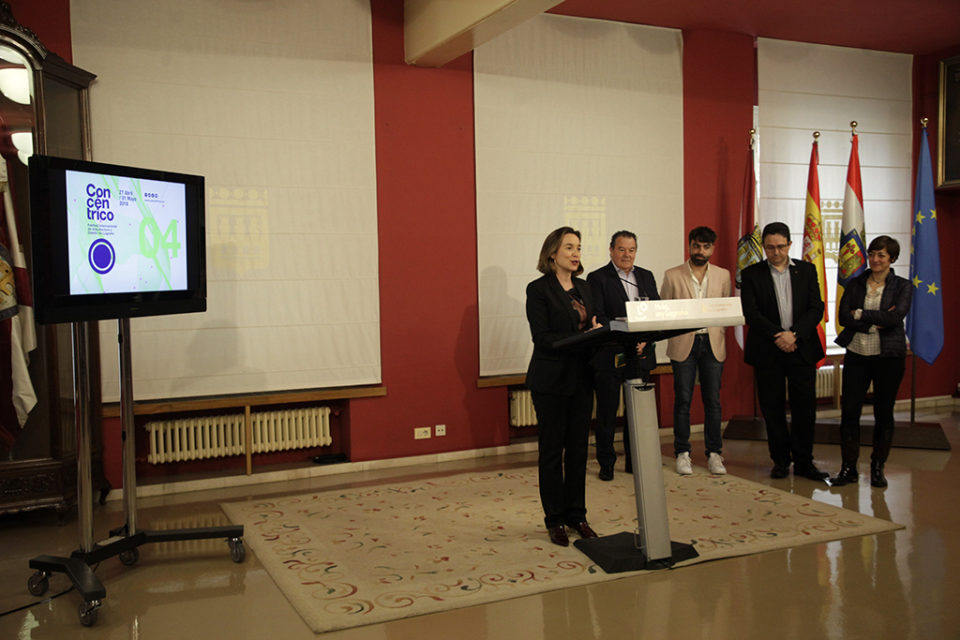 La alcaldesa ha presentado la cuarta edición de Concéntrico en rueda de prensa. / NR