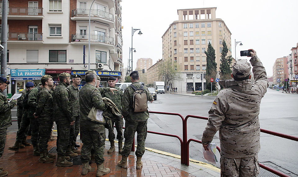 Un grupo de militares examina el cruce de Pío XII y avenida de España con Vara de Rey, en cuyas cercanías se instalará la tribuna de autoridades. / Ingrid