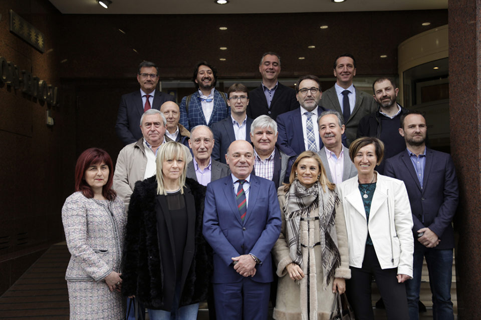 Jaime García-Calzada, con parte de los empresarios que componen su candidatura. / Ingrid