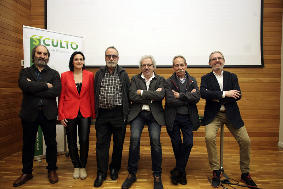 Los organizadores de la feria y algunos de los premios de las Bellas Artes que asistieron a la rueda de prensa para expresar su apoyo a SCULTO. / INGRID