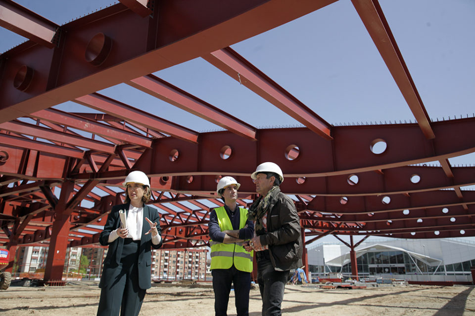 La alcaldesa de Logroño, junto al director general de Arquitectura del Ayuntamiento y el jefe de obra. / Ingrid