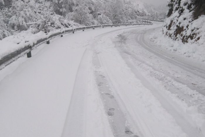 La nieve deja en casa a 30 escolares y suspende las clases en Ortigosa por falta de luz