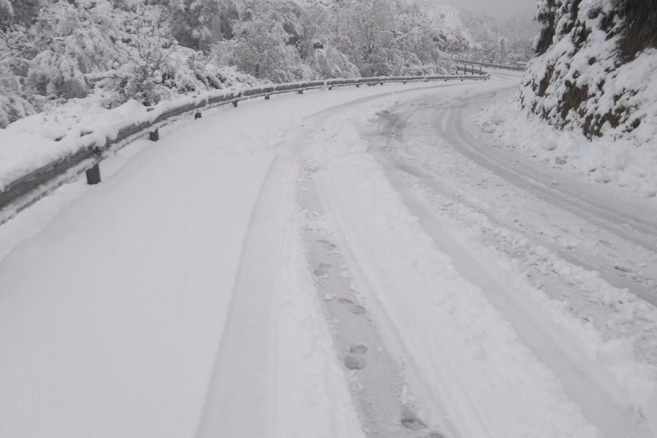 Carretera de Nieva hacia El Rasillo, completamente blanca. / Inma Sáenz