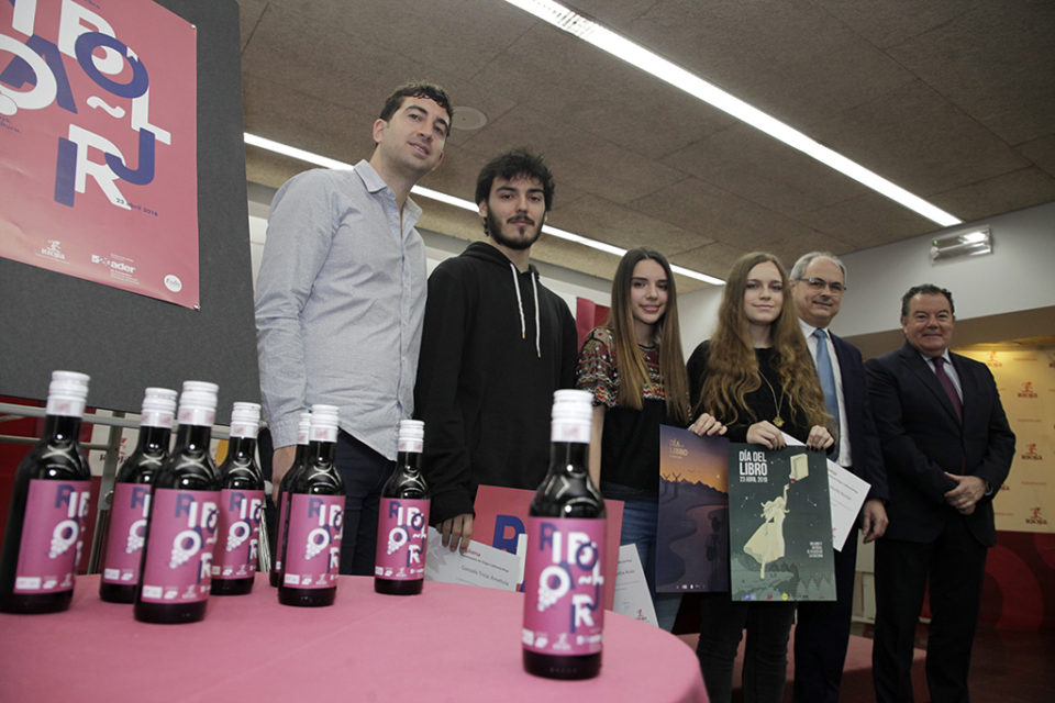 Los libreros repartirán botellines de Rioja con motivo del Día del Libro. / Ingrid