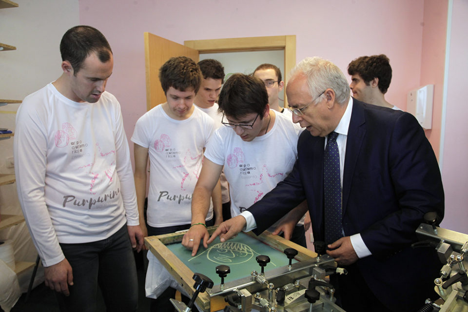 El presidente atiende las explicaciones sobre el proceso de creación de las camisetas. / Ingrid