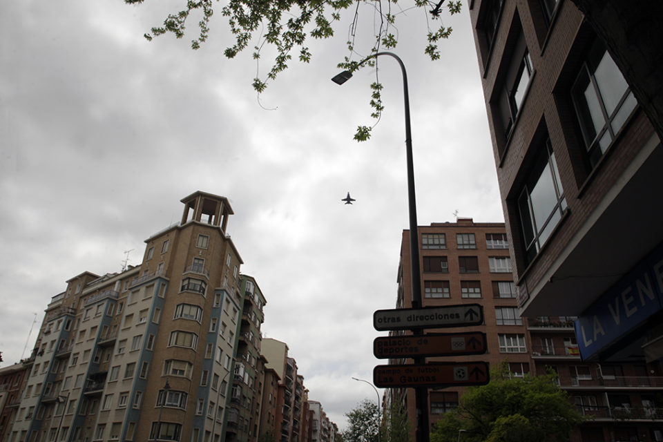 El avión F-18 sobrevuela la calle Vara de Rey. / Ingrid