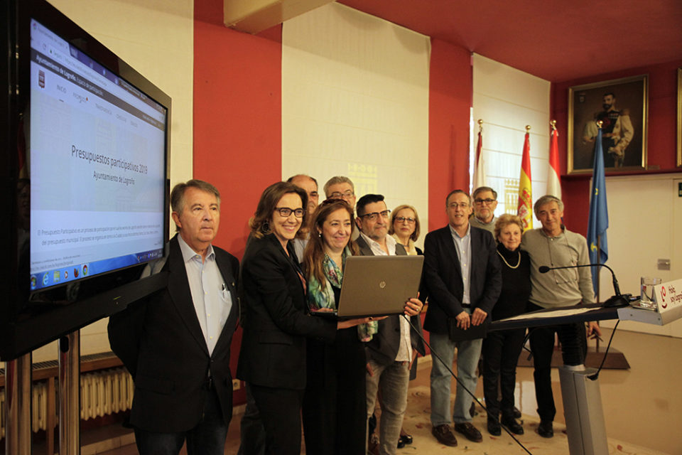 La alcaldesa presenta la plataforma con los representantes de la Federación de Asociaciones de Vecinos. / Ingrid