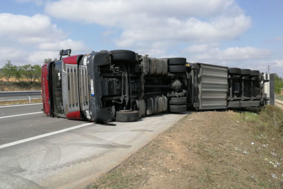 Camión volcado sobre la autopista AP-68. / NR