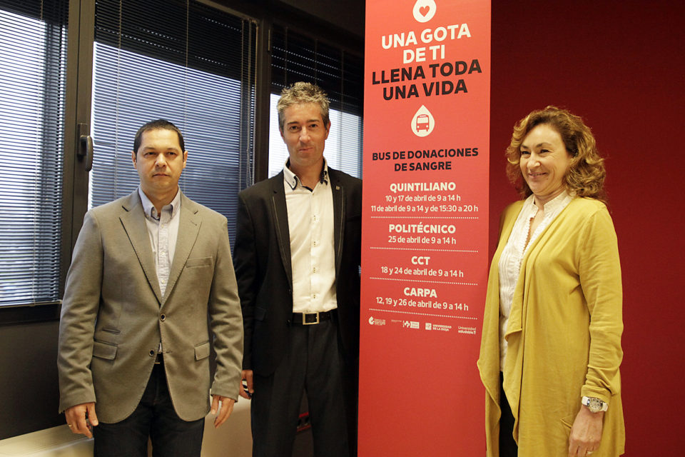 La consejera de Salud, el vicerrector de Estudiantes (en el centro) y el director del Centro de Transfusión, en la presentación de la campaña. / Ingrid