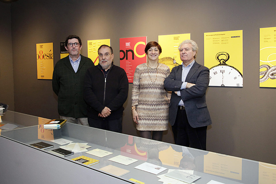 El escritor (dcha), junto a la concejala Pilar Montes en la inauguración de una exposición de carteles en Casa de los Periodistas. / Ingrid