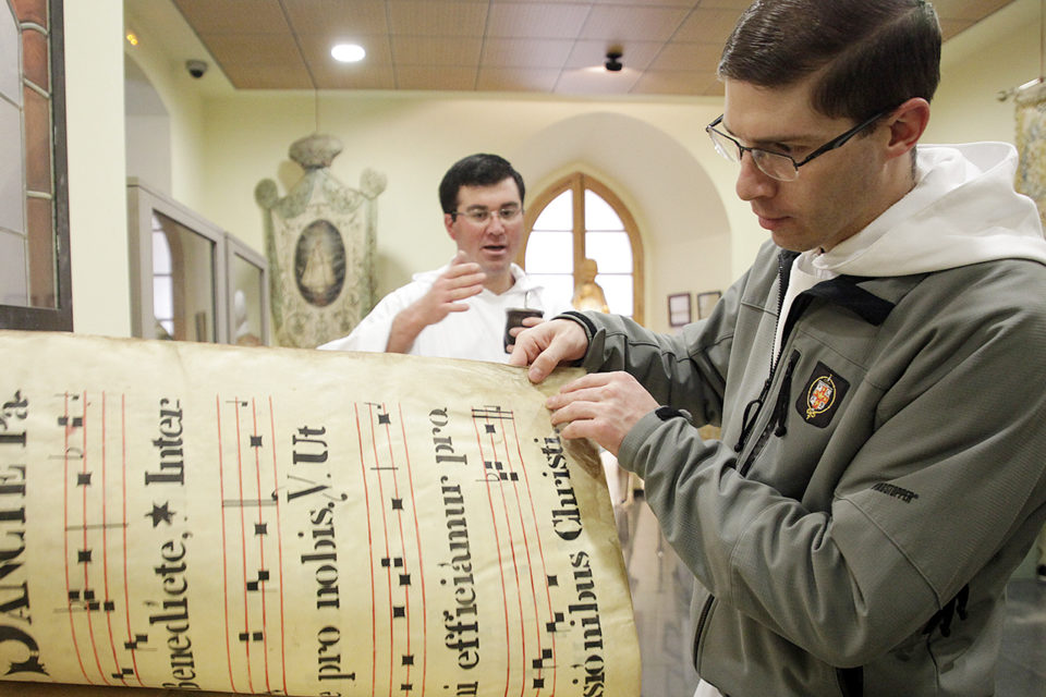 El hermano Cristóbal y el padre Agustín, en el museo del monasterio, que cuenta con piezas antiguas pertenecientes al cenobio. / Clara Larrea