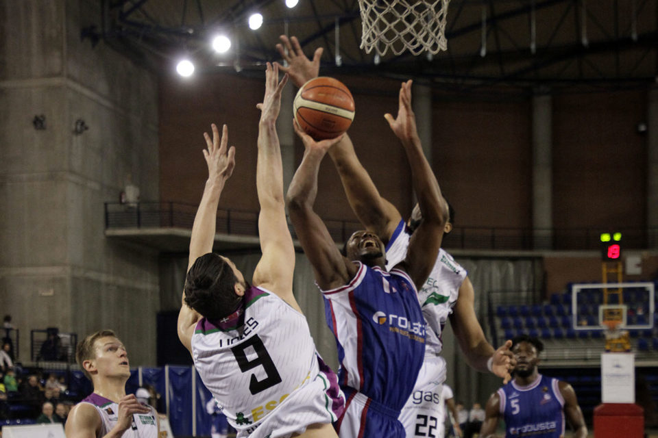 La derrota ante el Araberri relega al conjunto riojano a la penúltima plaza. / Clara Larrea