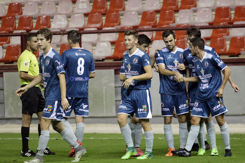 Rubén Pérez es felicitado por sus compañeros tras marcar un gol en Las Gaunas. El Varea se impuso por 2-1 al Náxara. / Clara Larrea