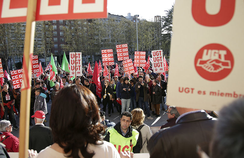 Concentración convocada por UGT y CCOO en la Plaza del Ayuntamiento de Logroño, el lunes por la tarde. /Clara Larrea