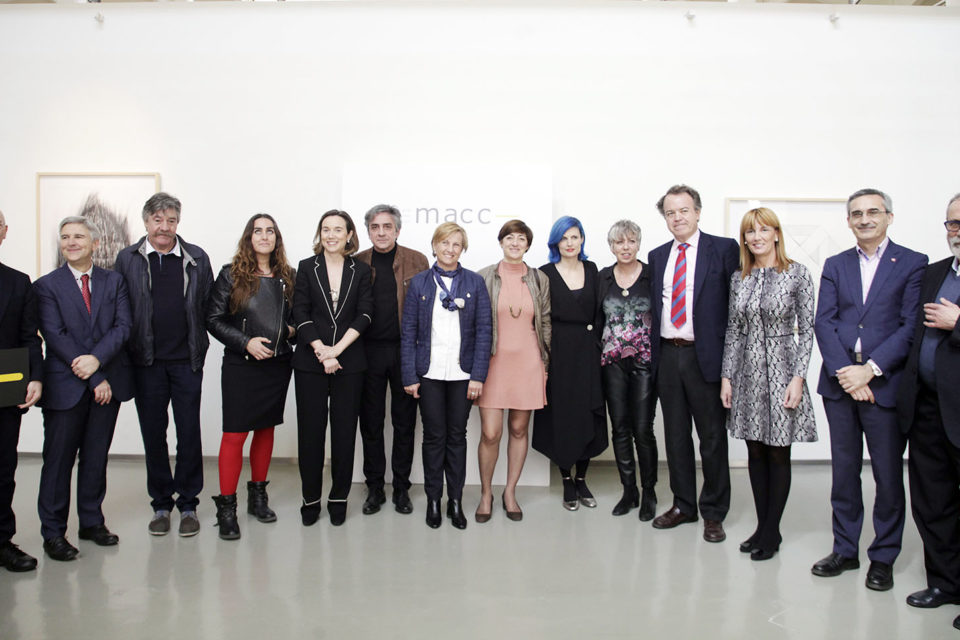 Autoridades, representantes de distintas instituciones, responsables del proyecto y artistas, en la inauguración del MACC en la Plaza de Abastos. / Ingrid