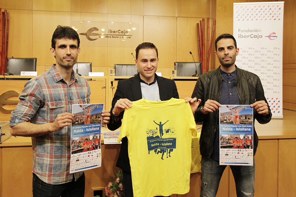Daniel Osés, en el centro de la imagen, durante la presentación de la carrera, con Jorge Jiménez y Gabriel Ezquerro. / Ingrid